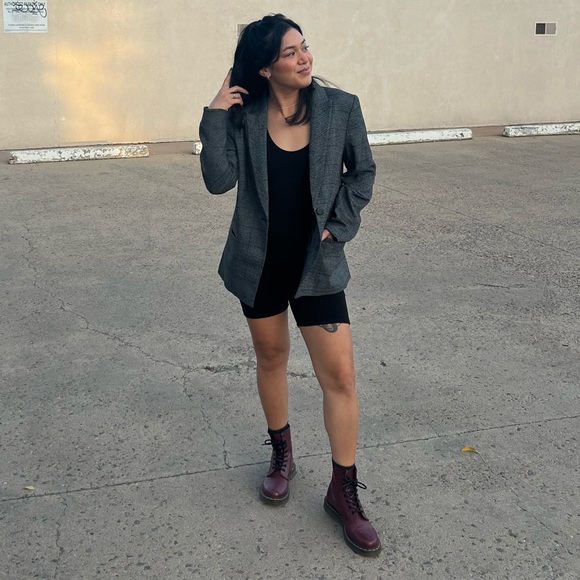 Meet your Posher, Ariana - Picture 1 of 3